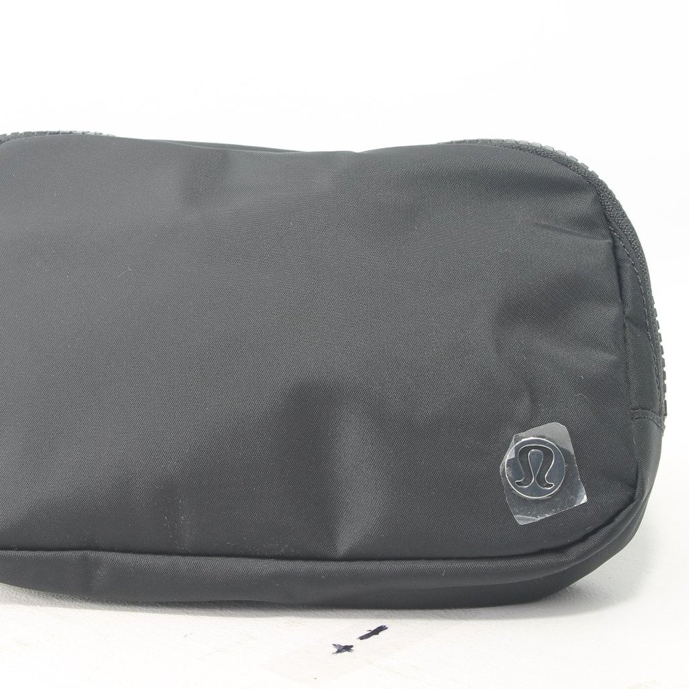 NWT Lululemon Everywhere Belt Bag Crossbody W/ Red Shopping Tote - Picture 2 of 16